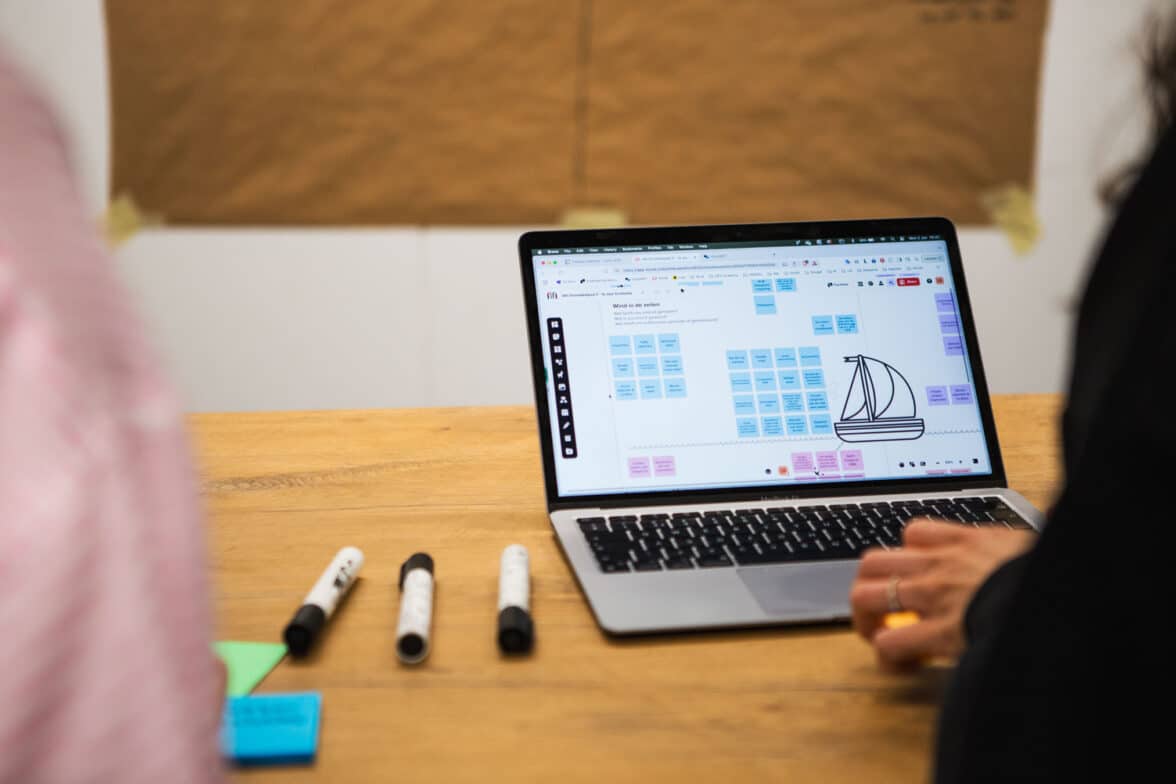 Twee consultants werken aan een digitale brainstorm