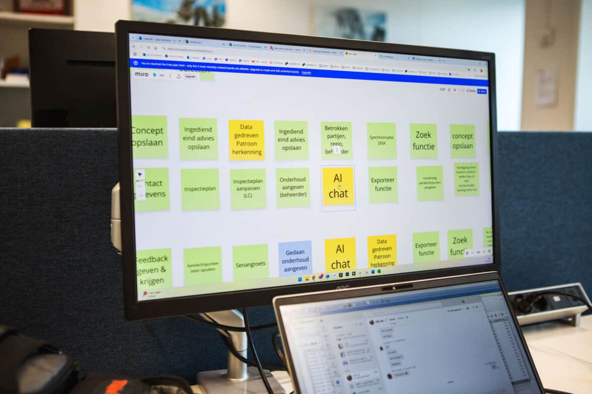 Beeldscherm met digitaal whiteboard met post-its