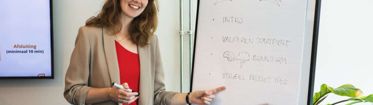 GriDD consultant wijst naar een flipover