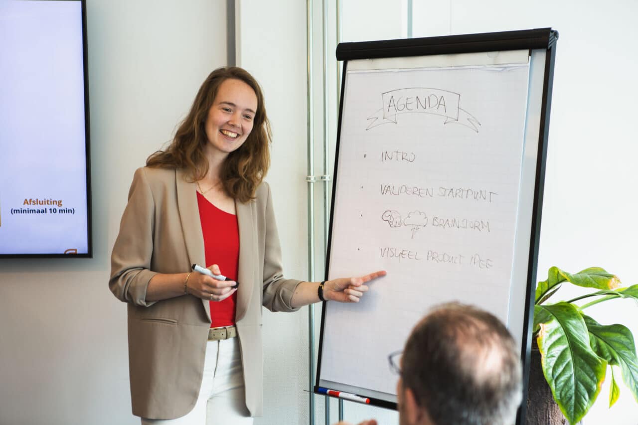 GriDD consultant wijst naar een flipover