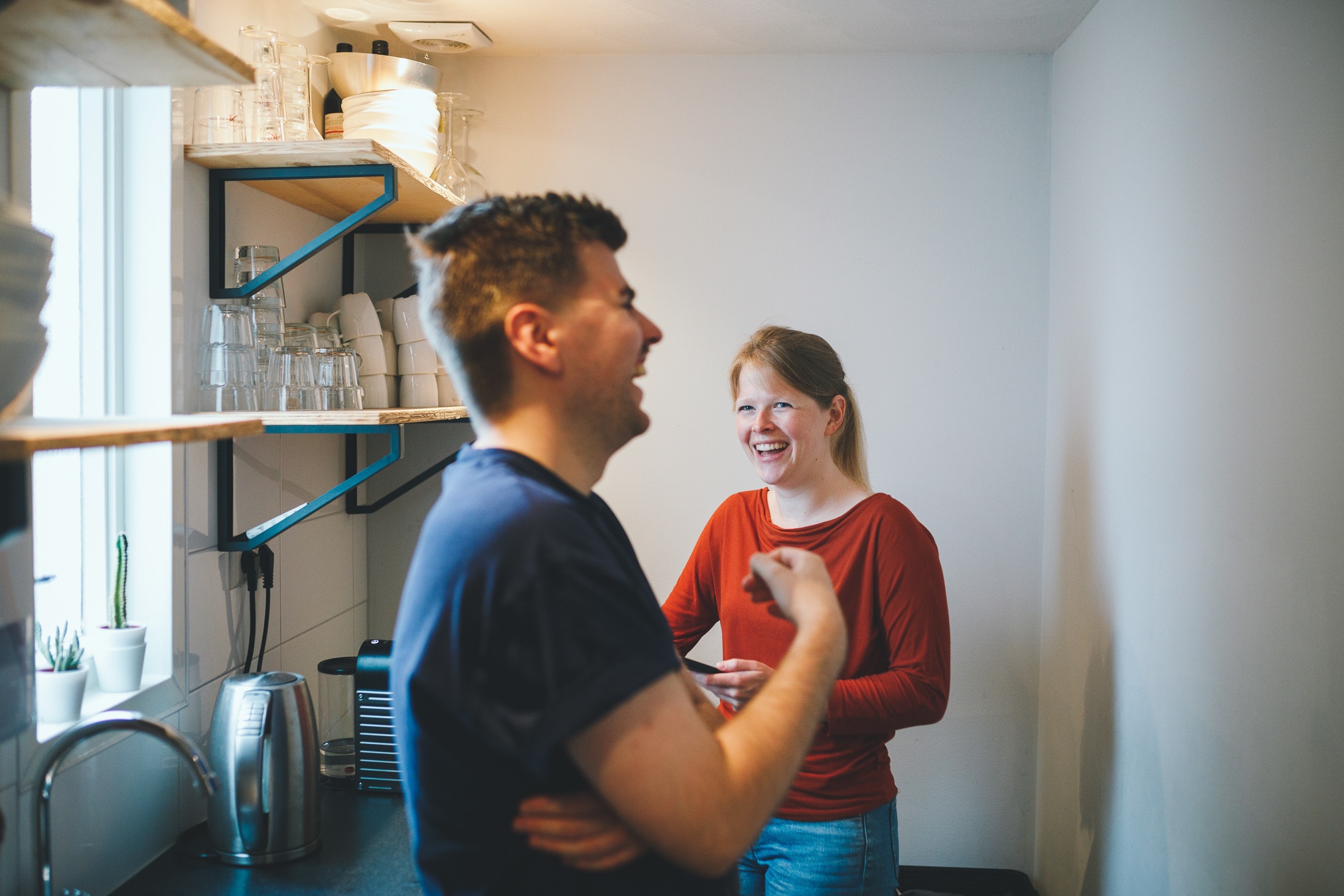 GriDD collega's aan het lachen tijdens het halen van koffie