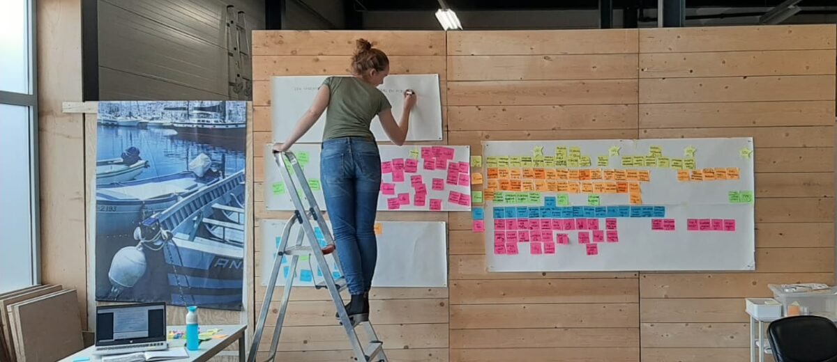 Willemijn schrijft op post-its in een creatieve sessie