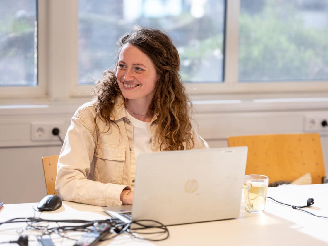 Vrouw aan het werk achter laptop