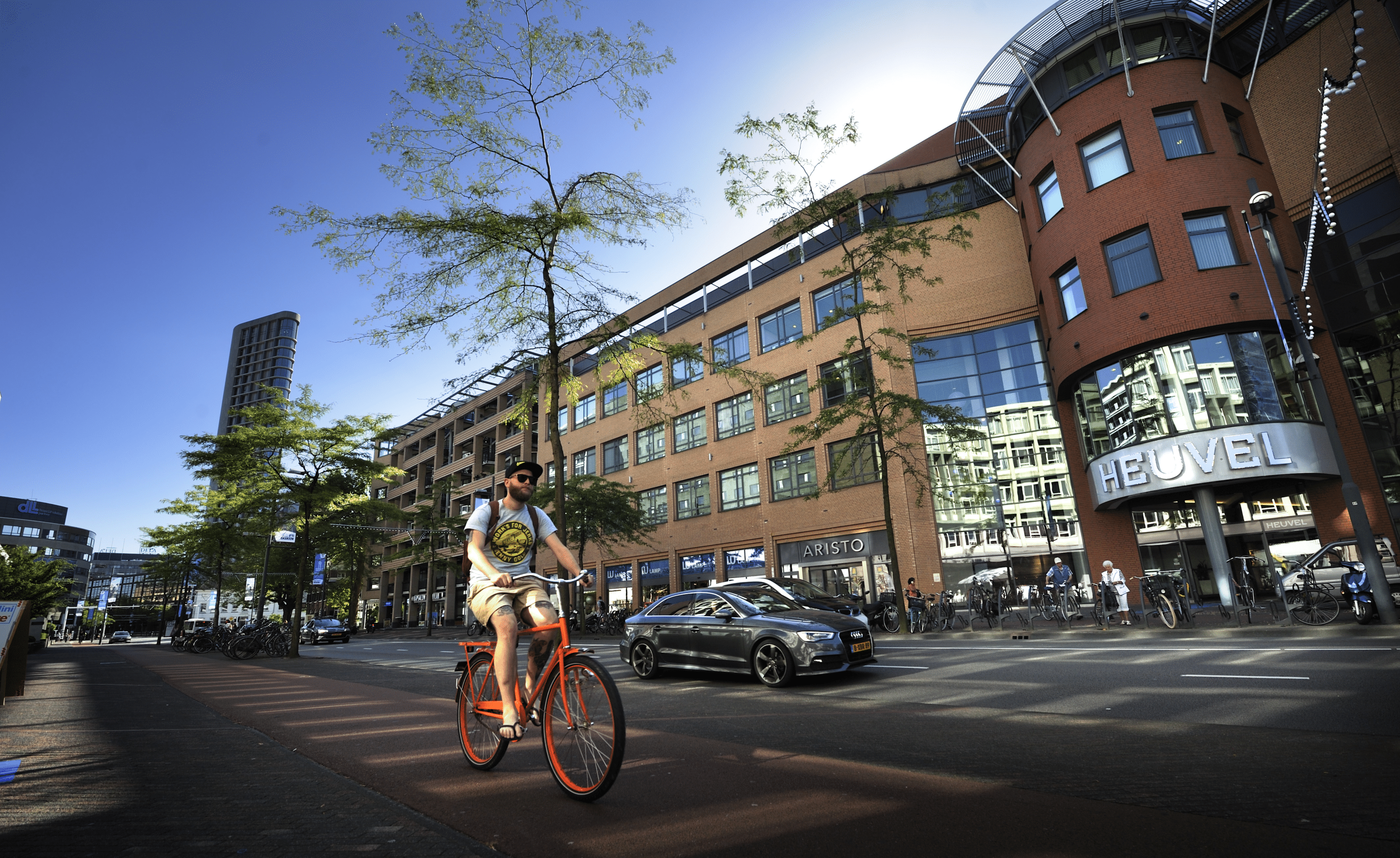 Fietsen fiets op fietspad bij Vestdijk